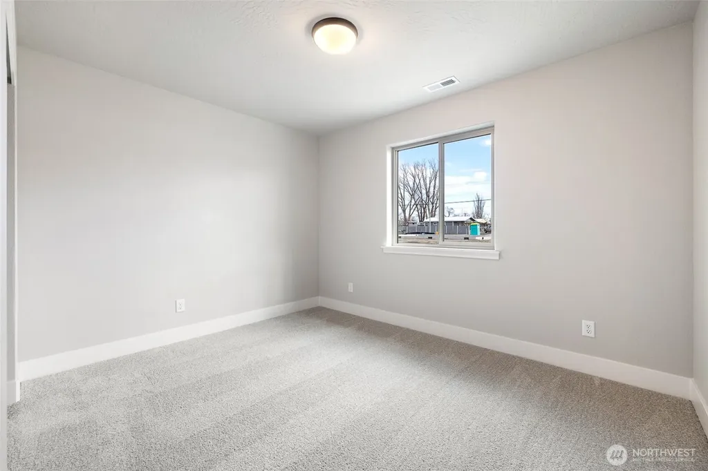 215 Lessor Loop Moses Lake WA 98837