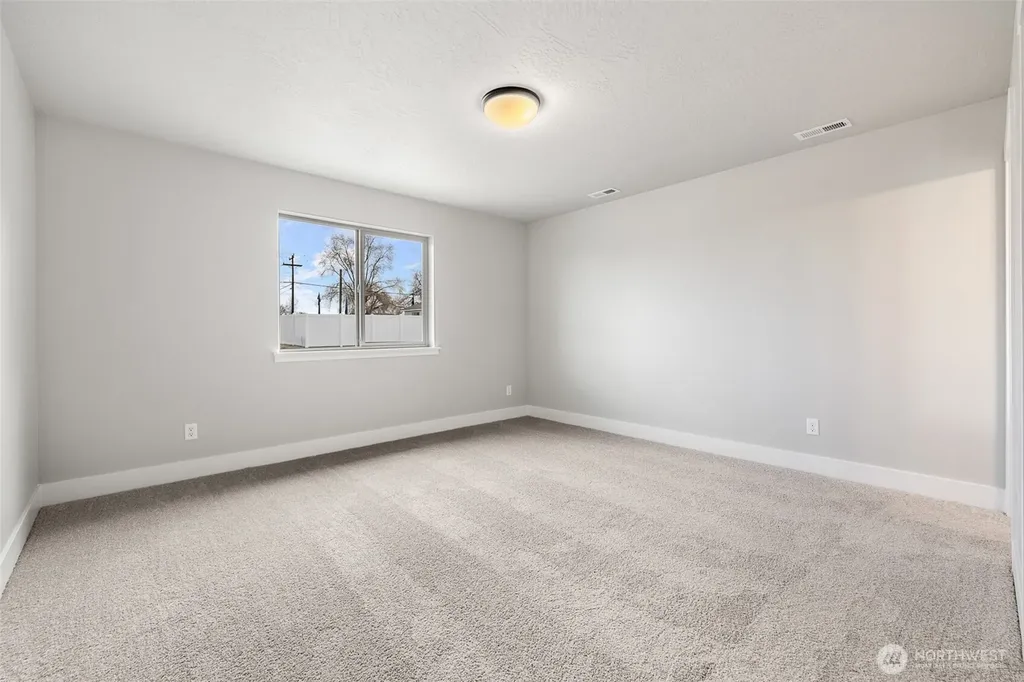 215 Lessor Loop Moses Lake WA 98837