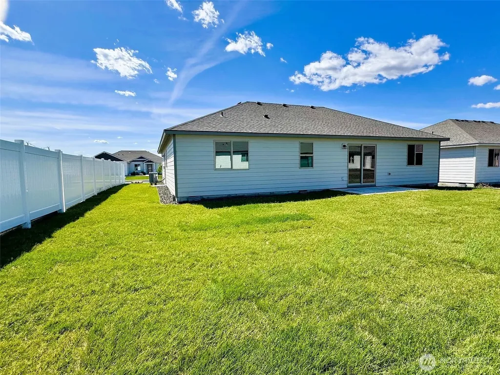 215 Lessor Loop Moses Lake WA 98837