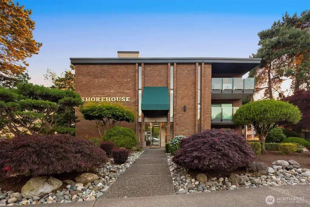 6225 Lake Washington Boulevard NE Kirkland WA 98033