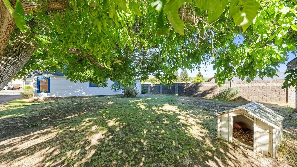 906 S 3rd Dayton WA 99328