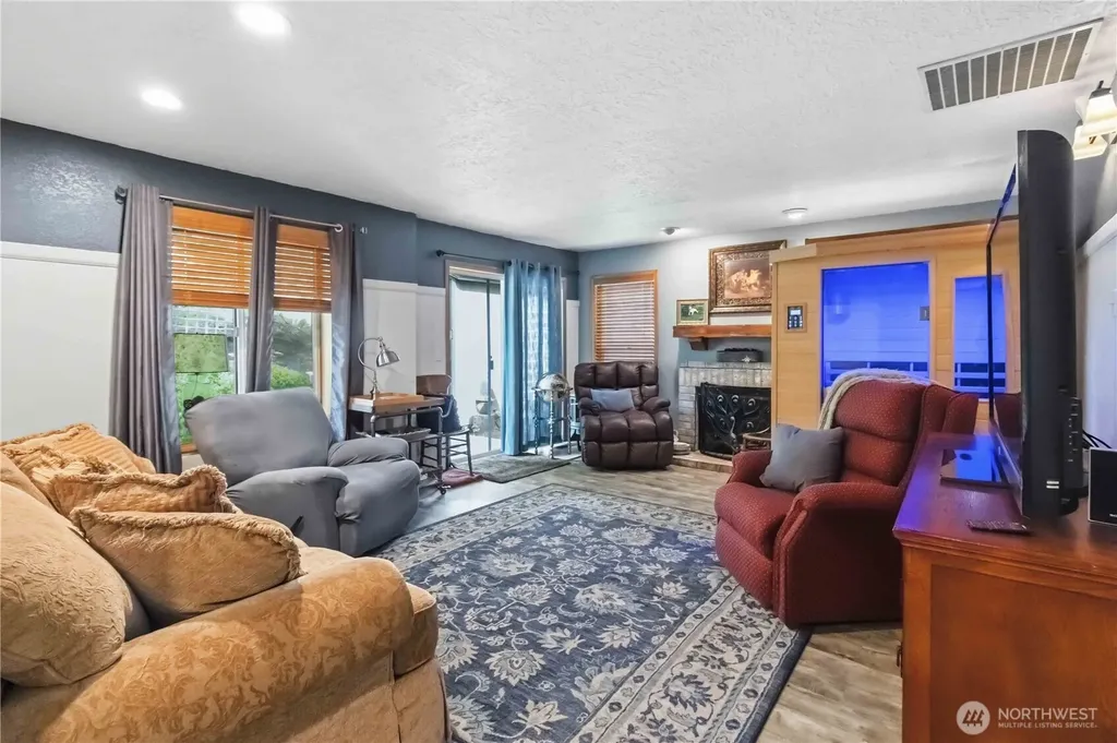 209 W Beacon Hill Drive Longview WA 98632