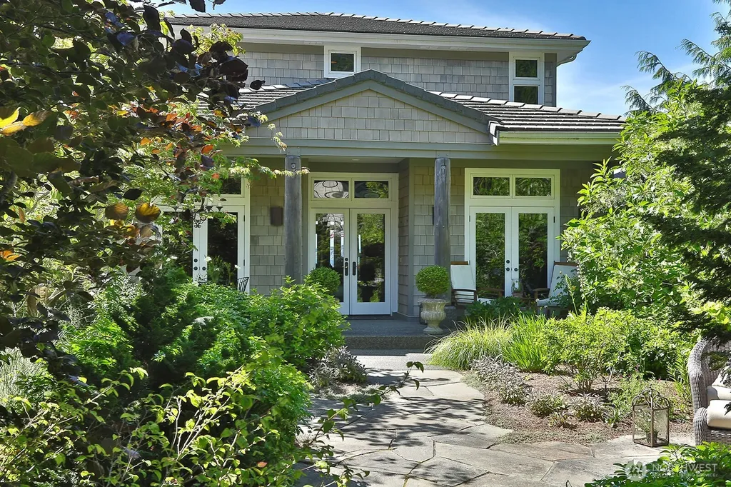 7532 Maxwelton Beach Lane Clinton WA 98236