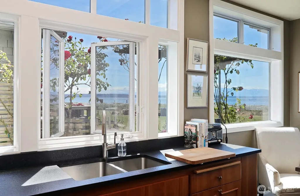 7532 Maxwelton Beach Lane Clinton WA 98236