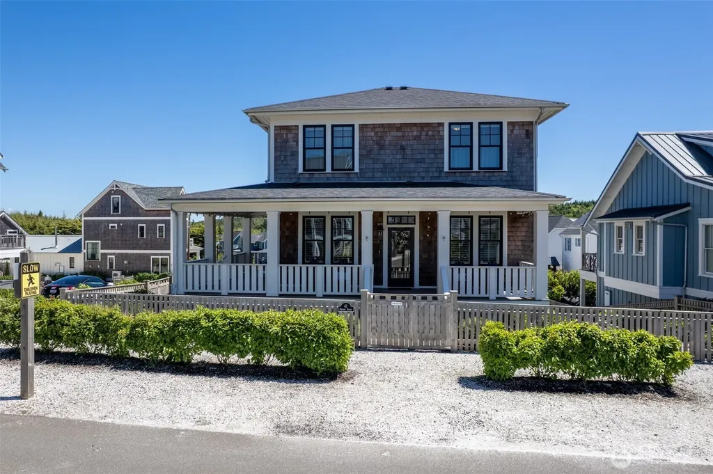 41 Horizon Street Pacific Beach WA 98571
