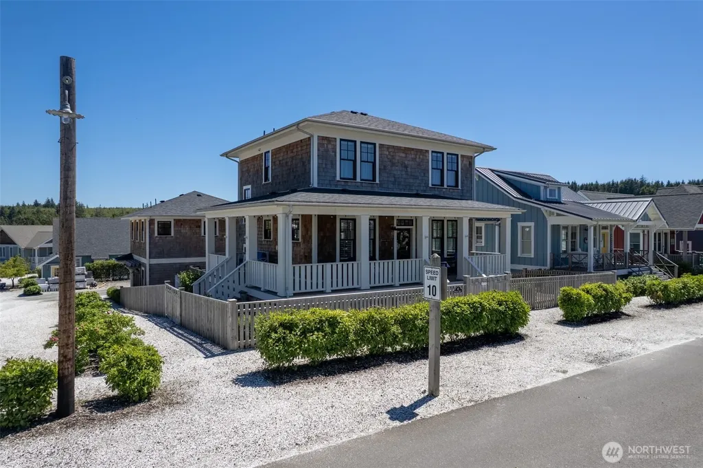 41 Horizon Street Pacific Beach WA 98571