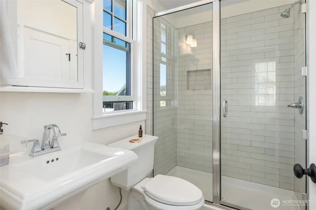 41 Horizon Street Pacific Beach WA 98571