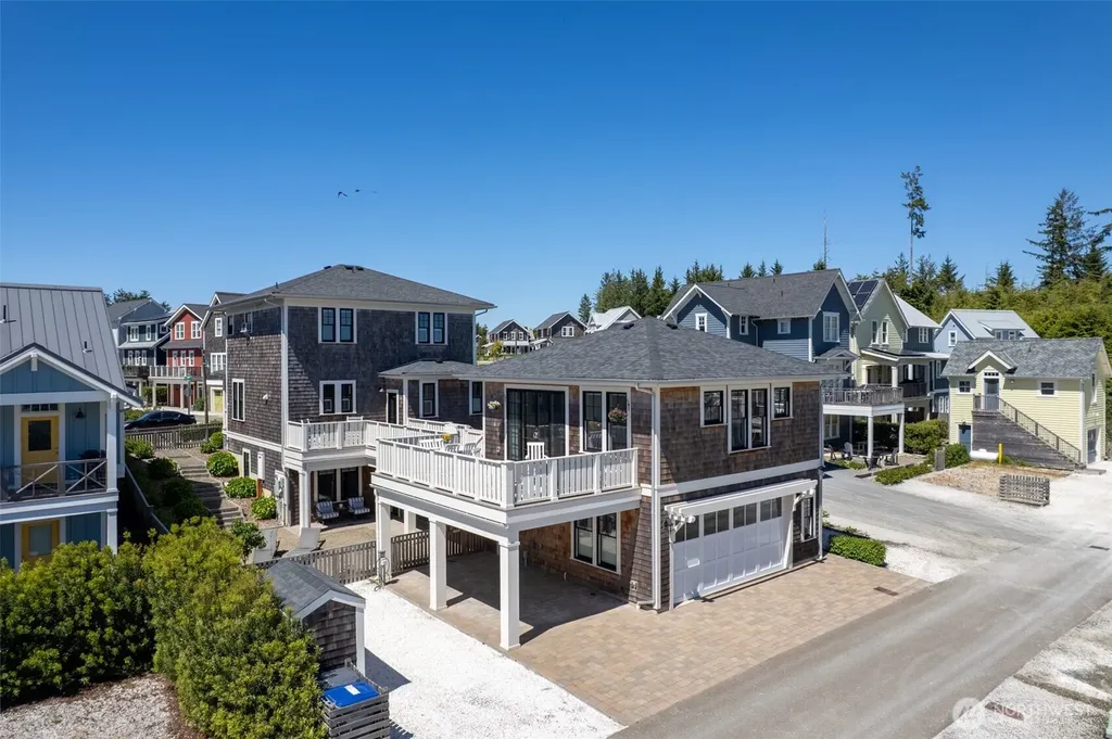 41 Horizon Street Pacific Beach WA 98571