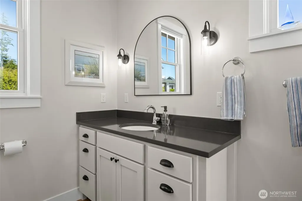 41 Horizon Street Pacific Beach WA 98571