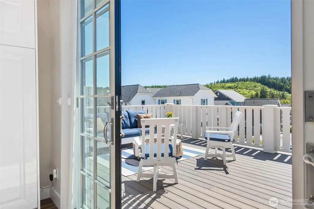 41 Horizon Street Pacific Beach WA 98571