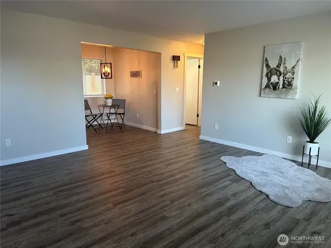 1010 W Pioneer Puyallup WA 98371