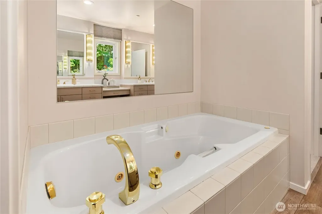 9210 Parkwood Ridge Road Mercer Island WA 98040