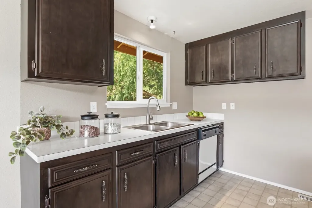 5620 Halls Lake Way Lynnwood WA 98036