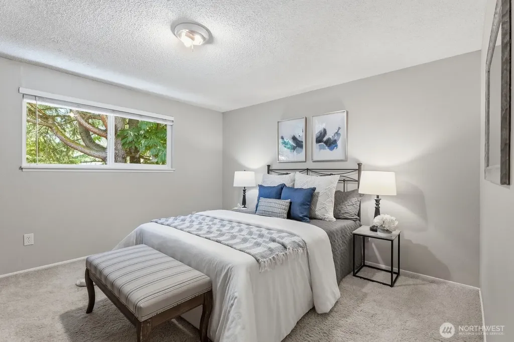 5620 Halls Lake Way Lynnwood WA 98036