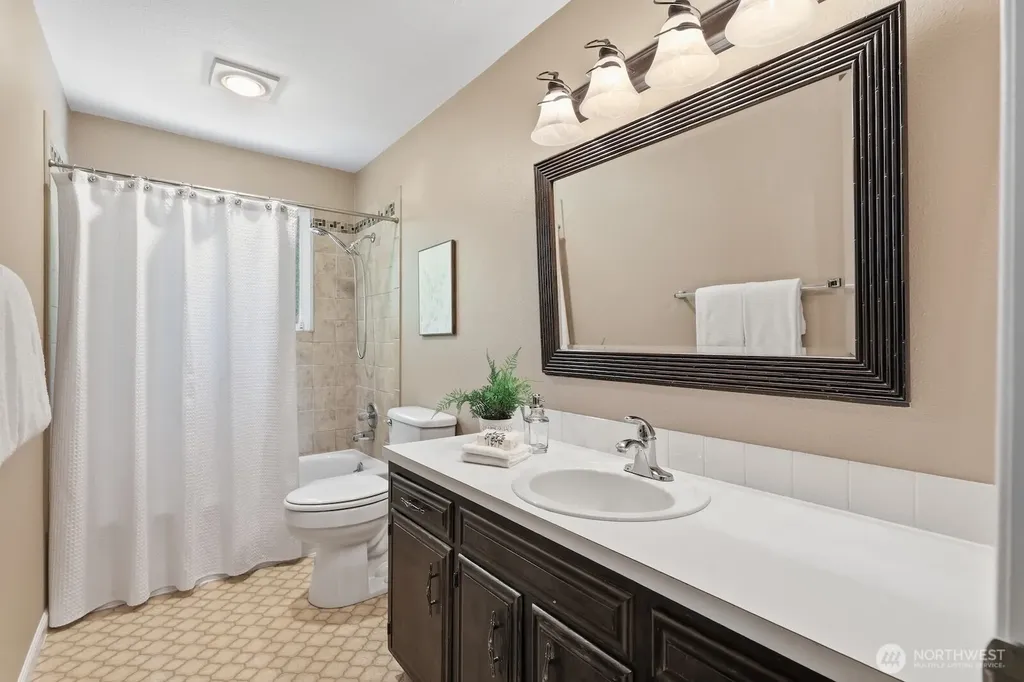 5620 Halls Lake Way Lynnwood WA 98036