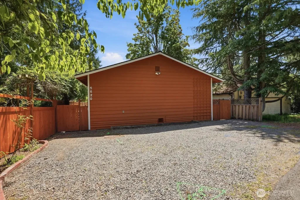 5620 Halls Lake Way Lynnwood WA 98036