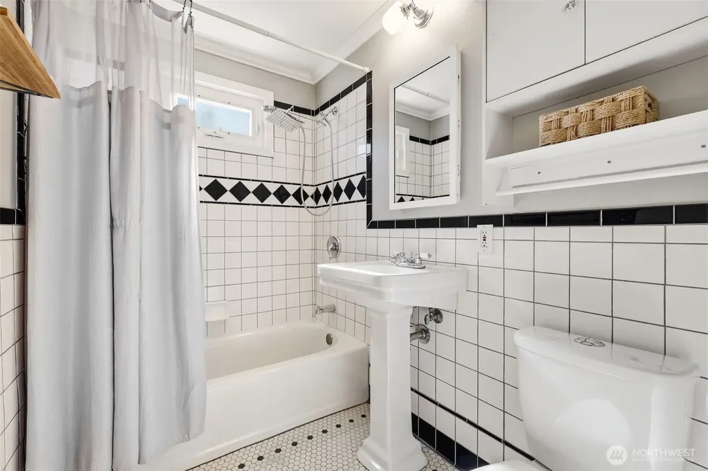8257 Interlake Avenue N Seattle WA 98103