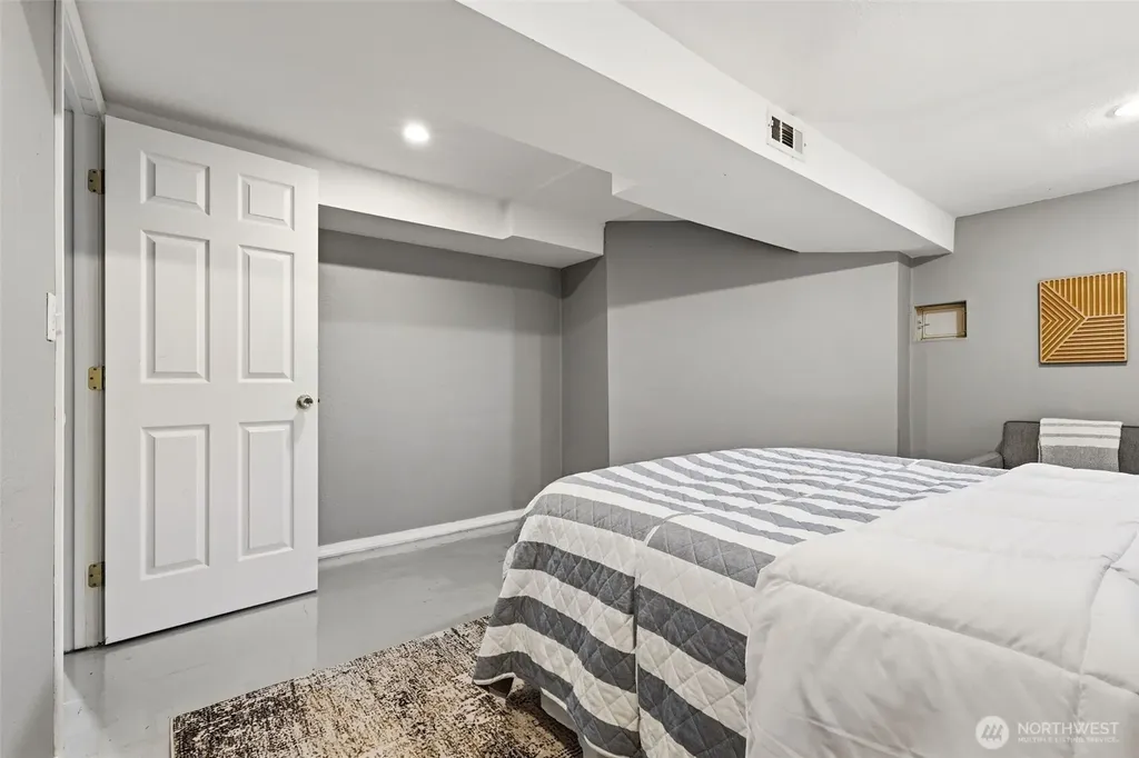 8257 Interlake Avenue N Seattle WA 98103