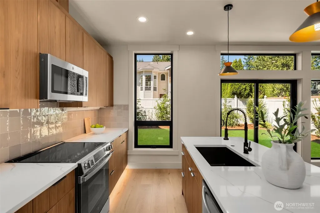 12910 NE 70th Place Kirkland WA 98033