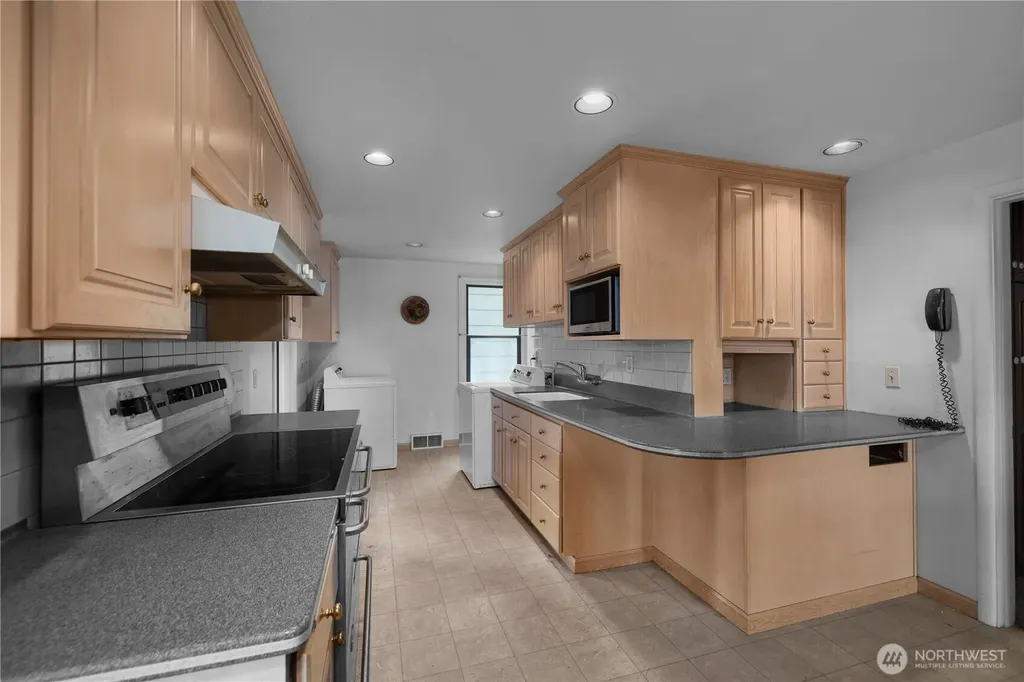 10323 48th Avenue NE Seattle WA 98125