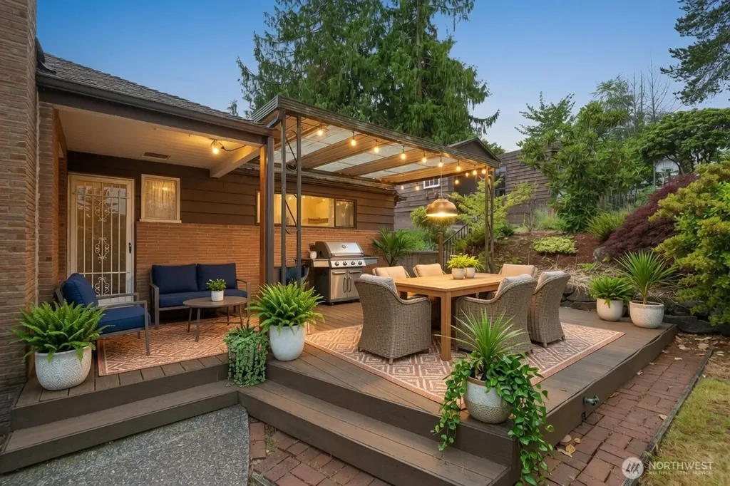 10323 48th Avenue NE Seattle WA 98125