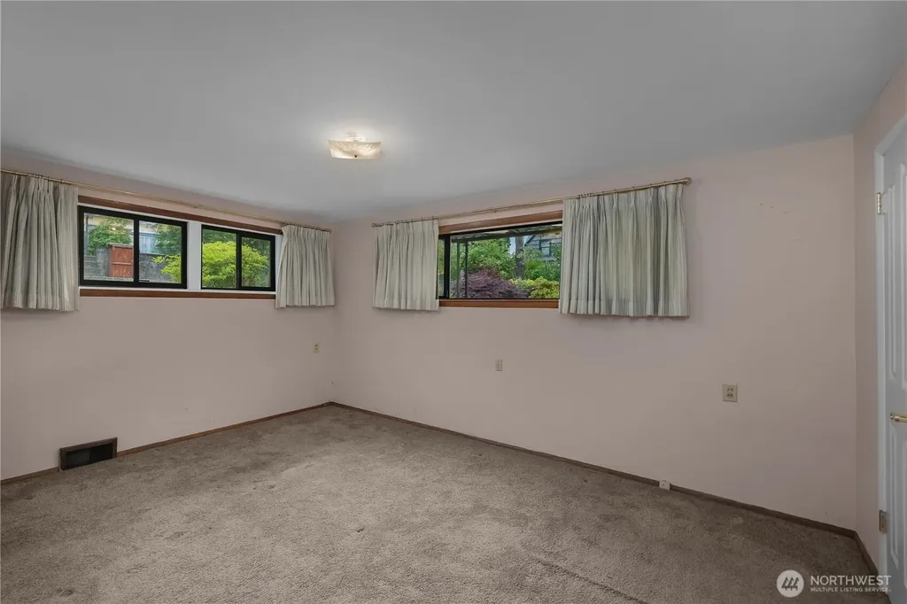 10323 48th Avenue NE Seattle WA 98125