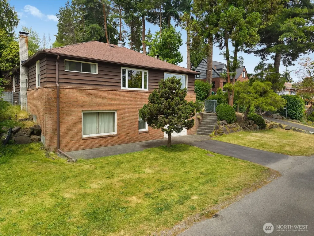 10323 48th Avenue NE Seattle WA 98125