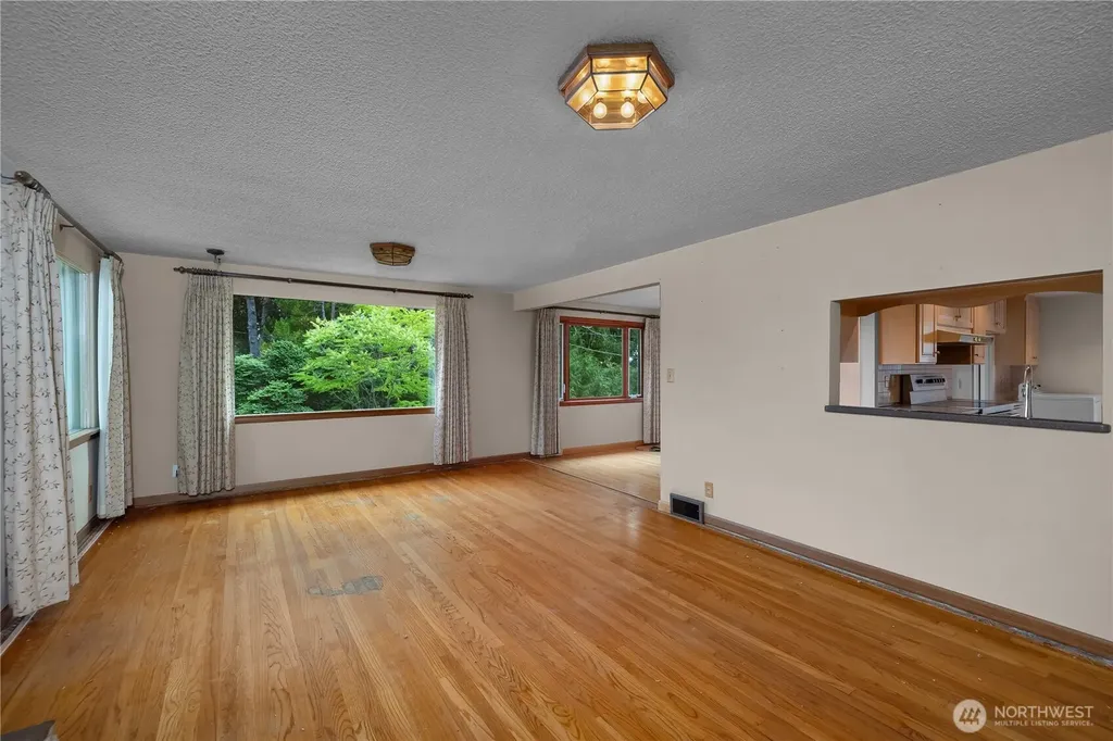 10323 48th Avenue NE Seattle WA 98125