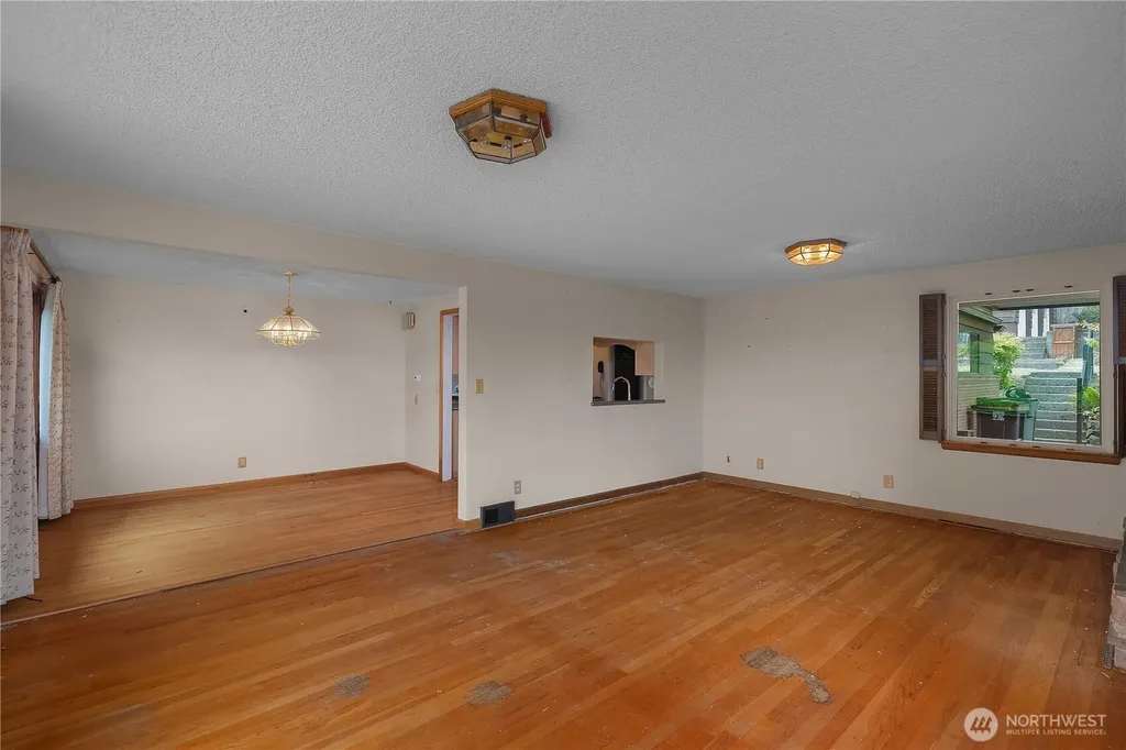 10323 48th Avenue NE Seattle WA 98125