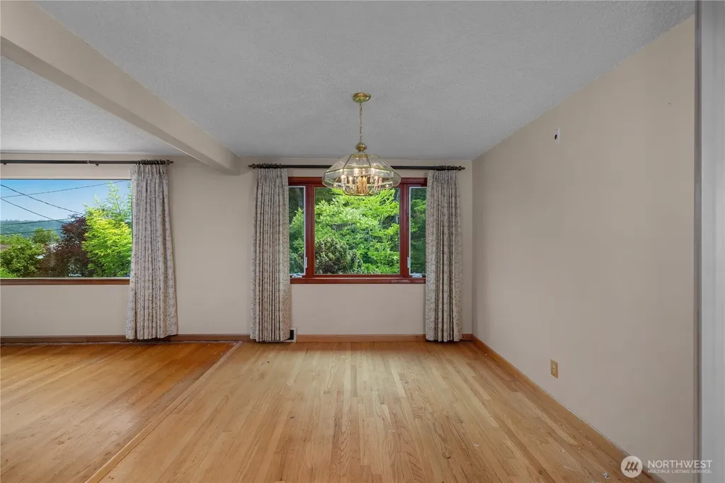 10323 48th Avenue NE Seattle WA 98125