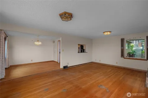 10323 48th Avenue NE Seattle WA 98125