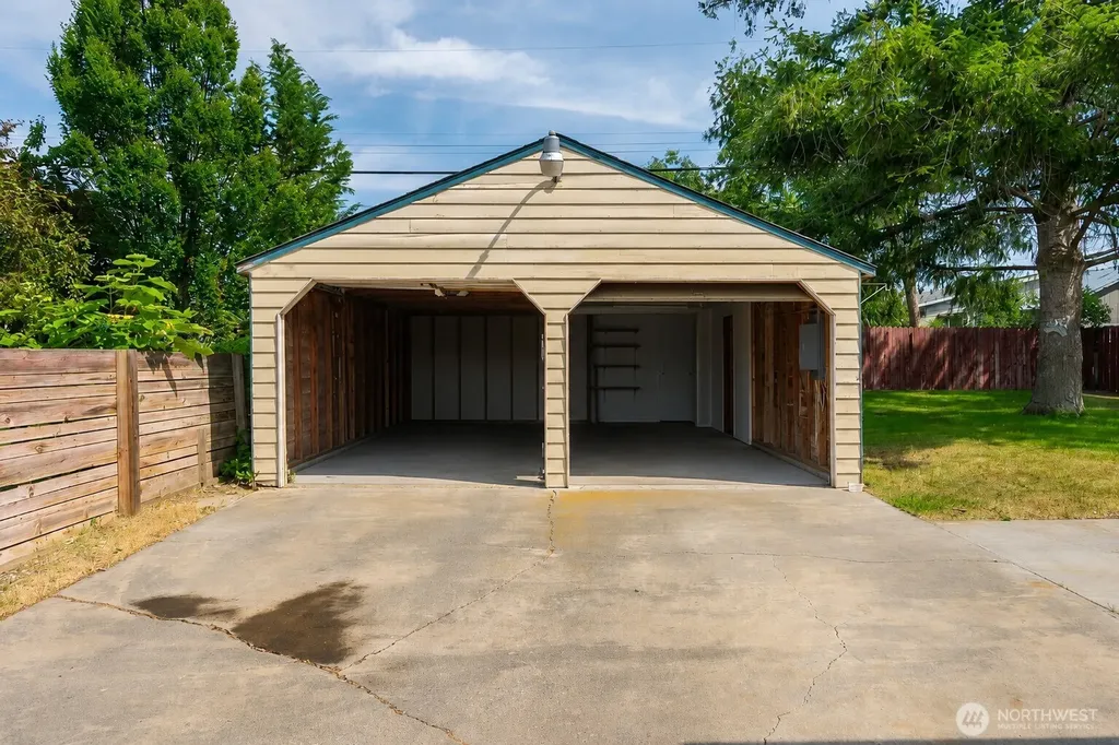 907 S Hawthorne Drive Moses Lake WA 98837