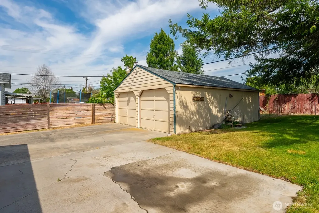907 S Hawthorne Drive Moses Lake WA 98837