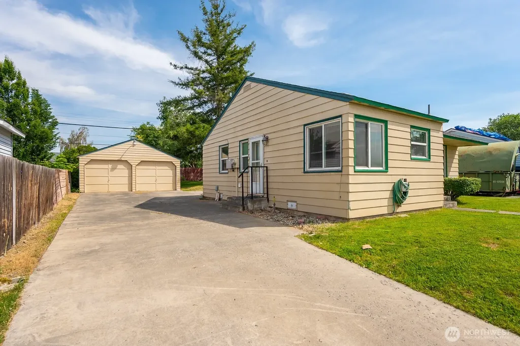 907 S Hawthorne Drive Moses Lake WA 98837