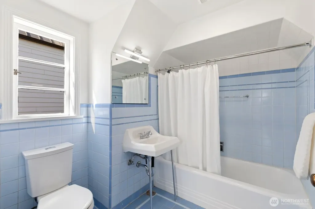 2527 Westmont Way W Seattle WA 98199