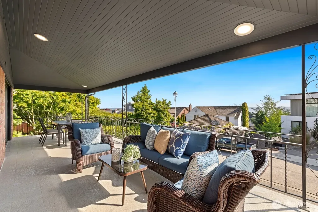 2527 Westmont Way W Seattle WA 98199