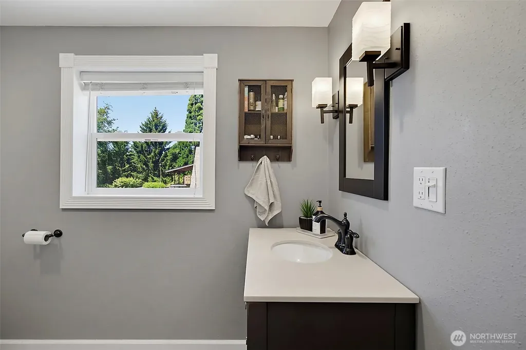 1303 W Main Puyallup WA 98371
