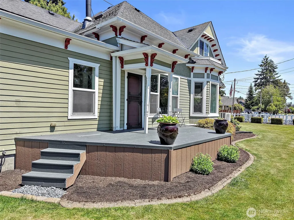 1303 W Main Puyallup WA 98371