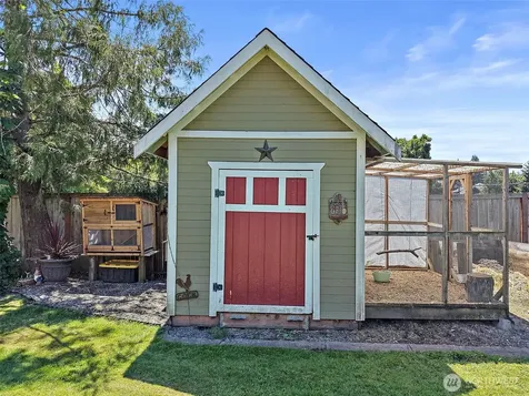 1303 W Main Puyallup WA 98371