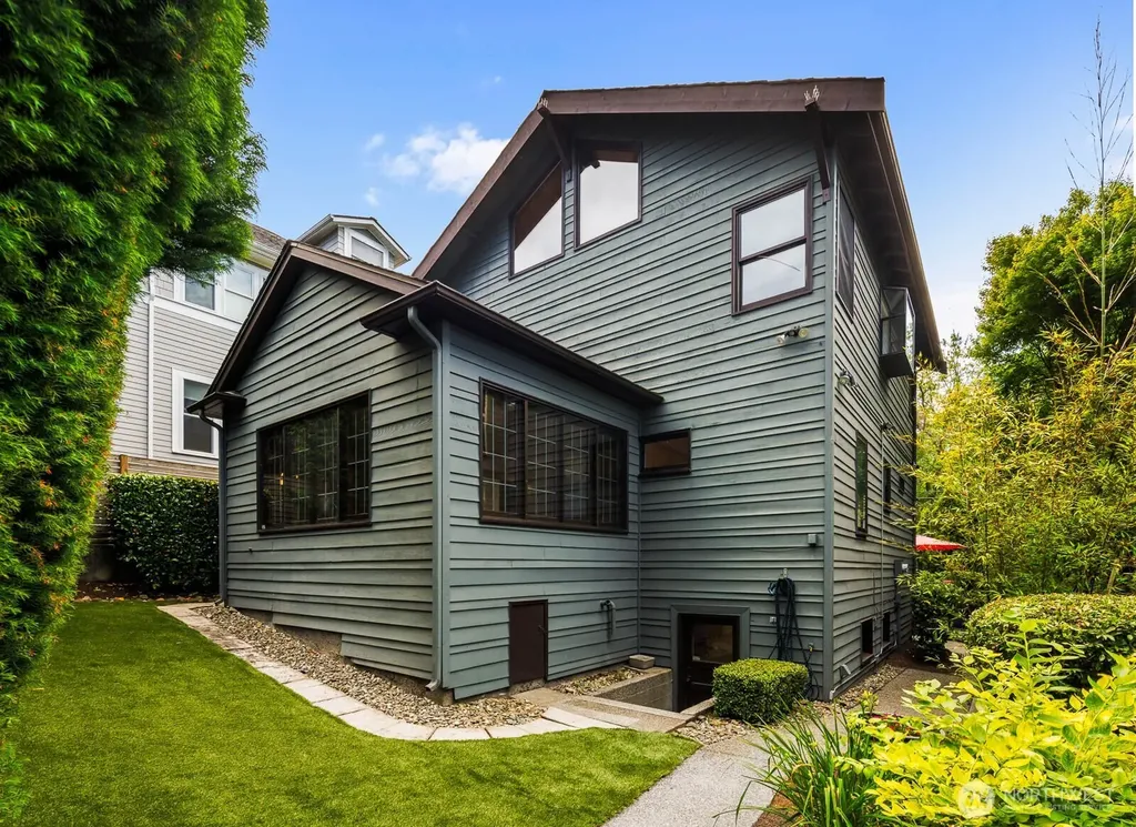 2706 1st Avenue W Seattle WA 98119