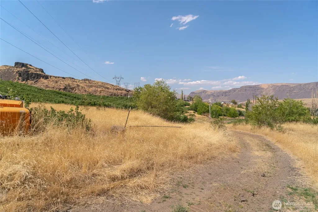 7199 Tarpiscan Road Malaga WA 98828