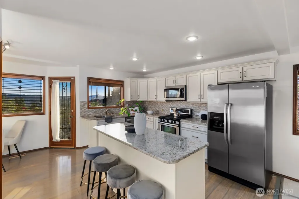 424 Alvord Avenue N Kent WA 98030