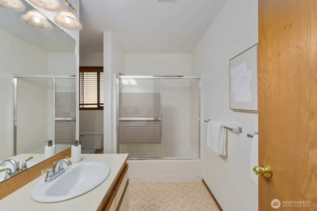 424 Alvord Avenue N Kent WA 98030