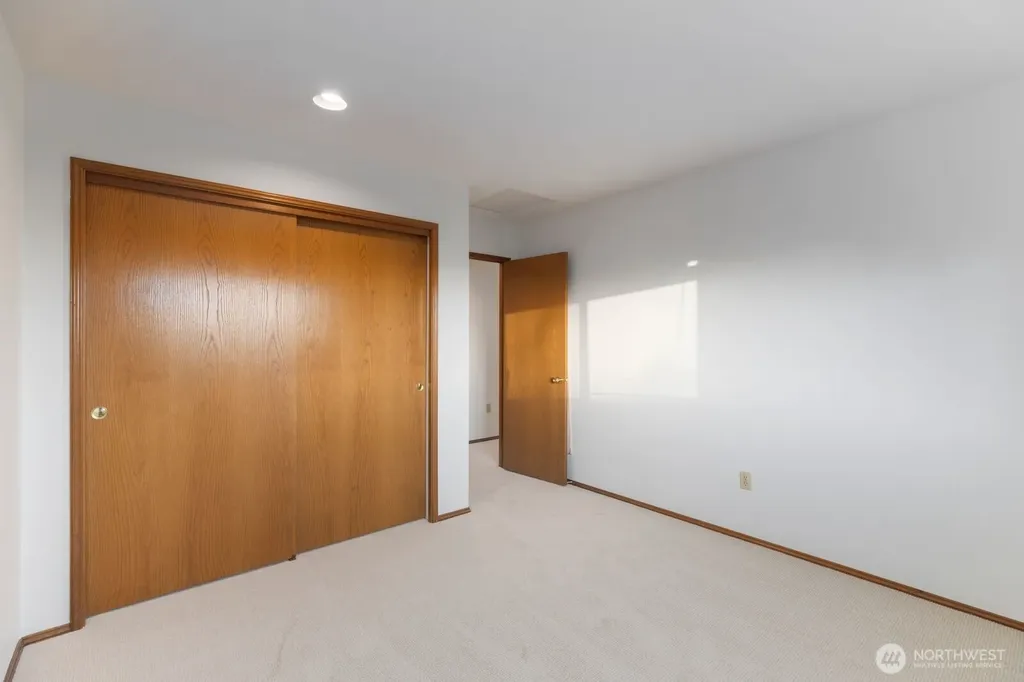 424 Alvord Avenue N Kent WA 98030