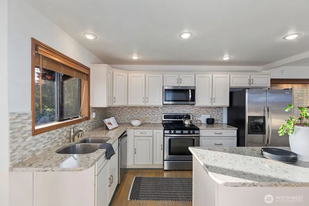 424 Alvord Avenue N Kent WA 98030