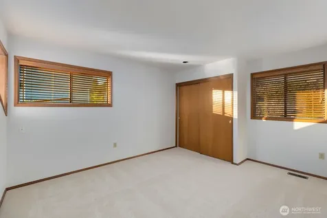 424 Alvord Avenue N Kent WA 98030