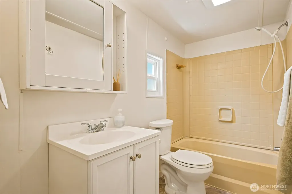 517 1st Avenue E Pacific WA 98047