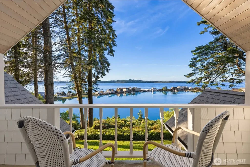 10058 NE Lafayette Avenue Bainbridge Island WA 98110