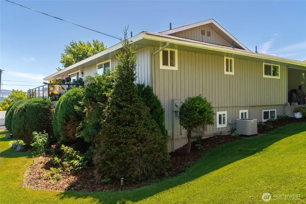 1202 S Hills Drive Wenatchee WA 98801