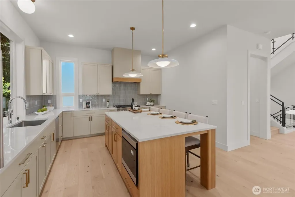 5739 25th Avenue NE Seattle WA 98105